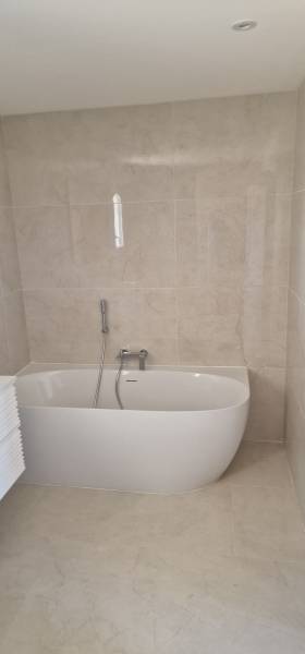 salle de bain unie par latino ceram