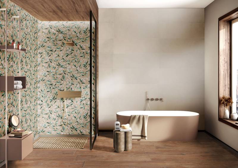 Douche à l'italienne avec décor floral et carrelage imitation parquet en bois, à Lattes près de Montpellier