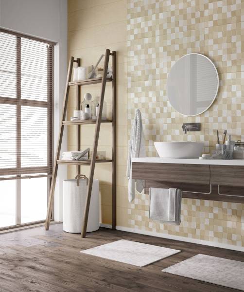 salle de bain avec faïence murale jaune