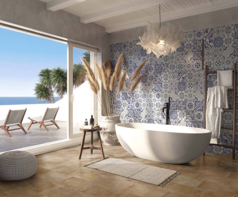 salle de bain avec faïence murale bleu