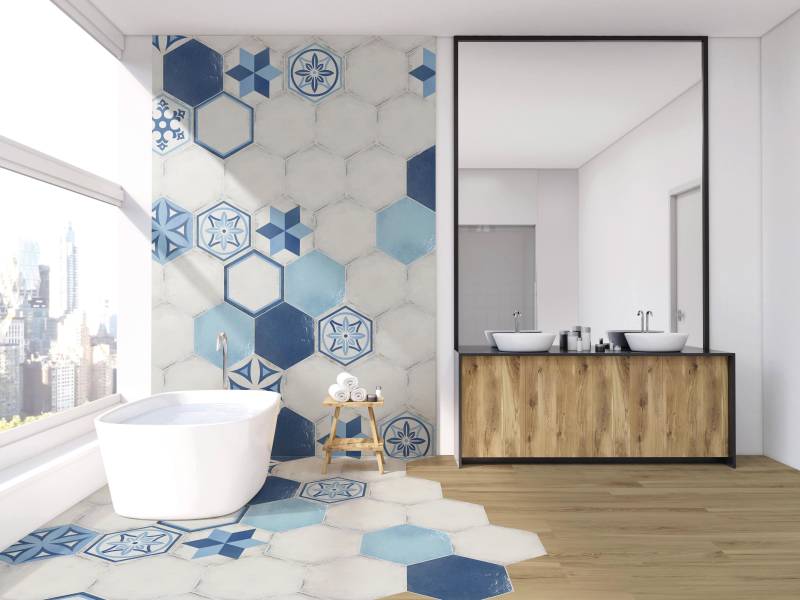 salle de bain coloré et effet bois avec carrelage compatible avec chauffage au sol