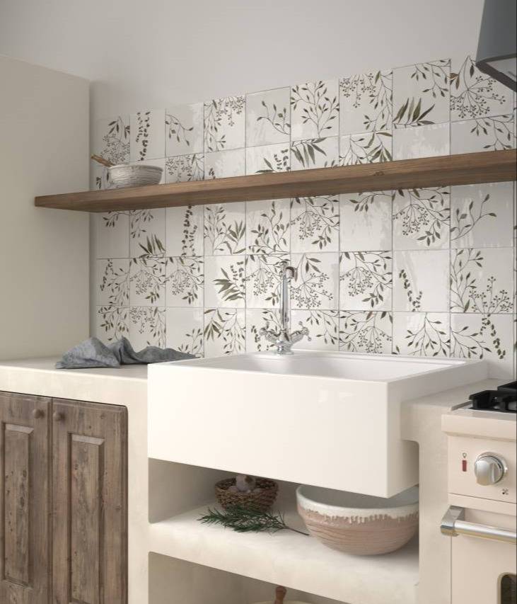 credence de cuisine avec carrelage a motif feuillage blanc à Baillargues près de Montpellier