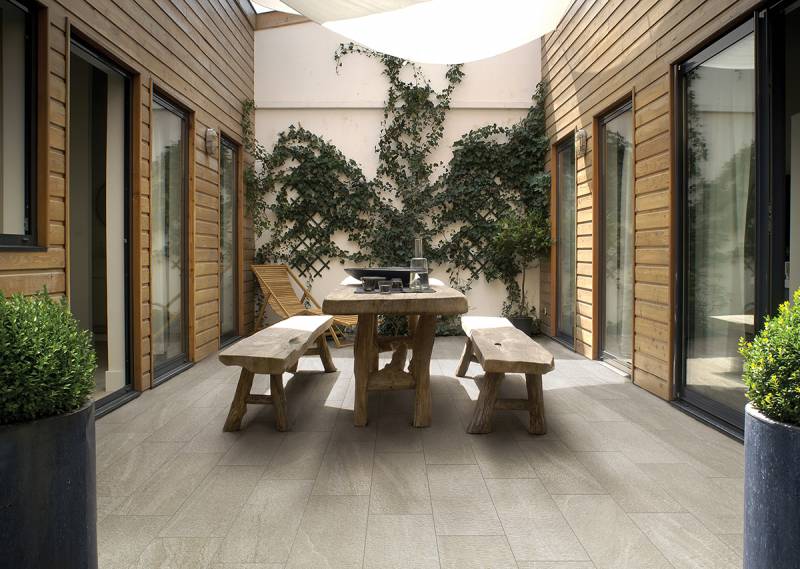 carrelage extérieur tons naturels à La Grande Motte près de Montpellier 