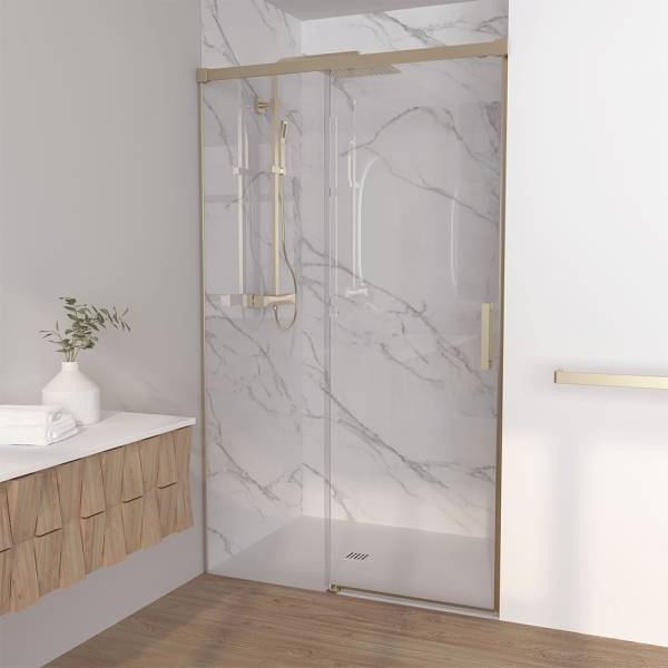 douche à l'italienne avec mitigeur thermostatique  avec carrelage marbre et paroi de douche dorée à Mauguio près de Montpellier